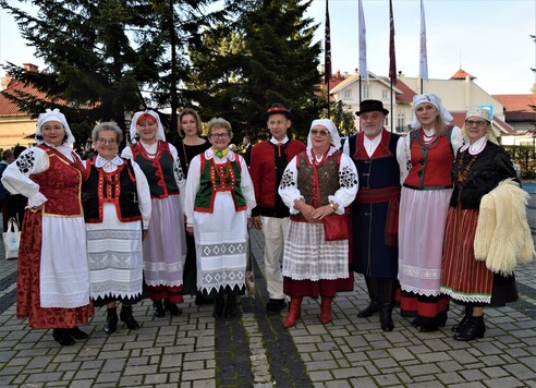 Uczestnicy kongresu w ludowych strojach pozują do zdjęcia