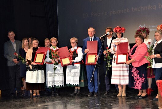 Uhonorowani na kongresie pozują do zdjęcia. Pokazują otrzymane dyplomy