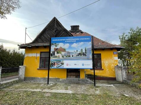 Budynek, w którym ma powstać muzeum. Widać, że jest przed remontem, ma zniszczony dach