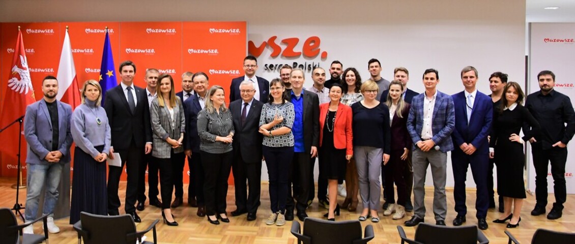 Laureaci konkursu pozują do zdjęcia z organizatorami oraz partnerami "Startuj z Mazowsza".