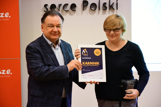 Marszałek i laureatka pozują razem do zdjęcia. Marszałek trzyma dyplom