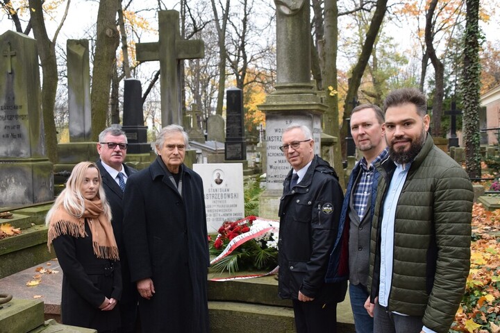 Delegacja przed grobem Wojciecha Jastrzębowskiego