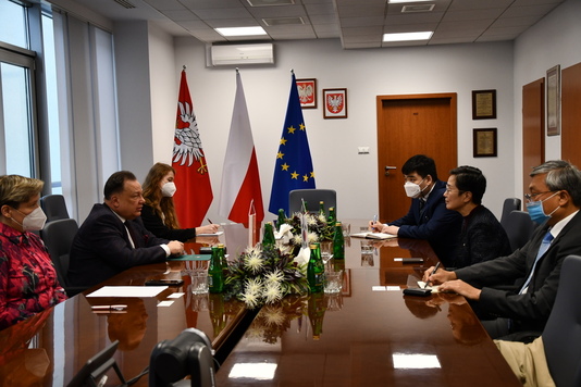 Przy owalnym stole siedzi sześć osób - przedstawiciele polskiej i koreańskiej strony