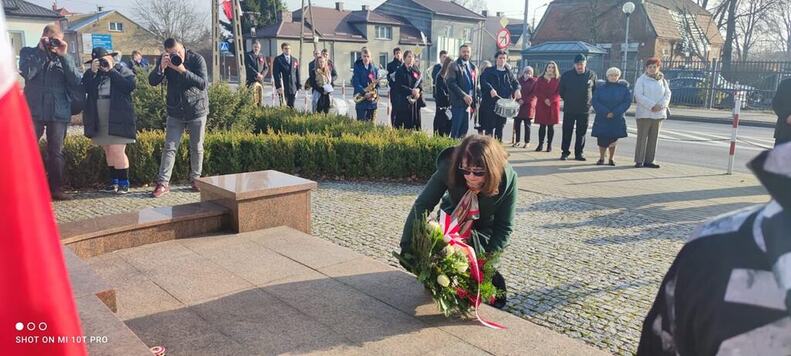 Janina Ewa Orzełowska składa wieniec kwiatów pod pomnikiem