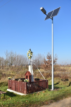 Lampa solarna obok przydrożnej kapliczki