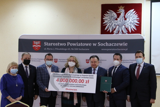 marszałek i beneficjenci trzymają symboliczny czek