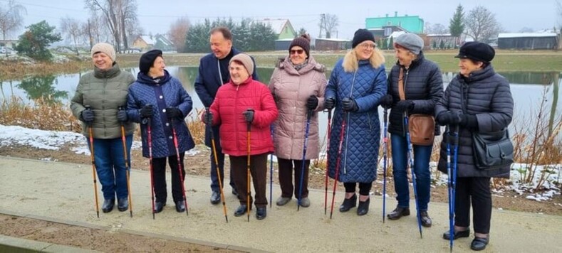 seniorki i marszałek rozmawiają na świeżym powietrzu