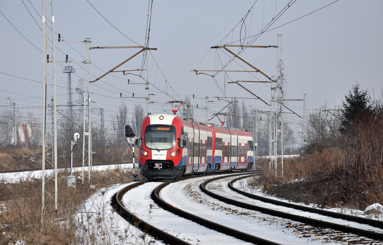 Pociąg WKD na torach. Wokół widać cienką pokrywę śnieżną