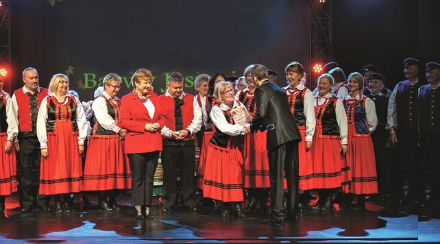 Zespół folklorystyczny na scenie