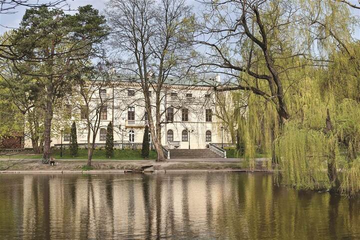 Widok na zabytkowy pałac od strony stawu.