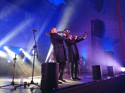 Koncert zespołu Golec uOrkiestra, bracia grają na trąbach,