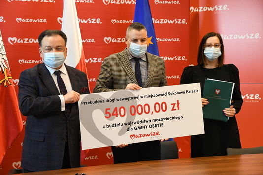 Symboliczny czek na 540 tys. zł wsparcia samorządu Mazowsza otrzymali przedstawiciele gminy Obryte