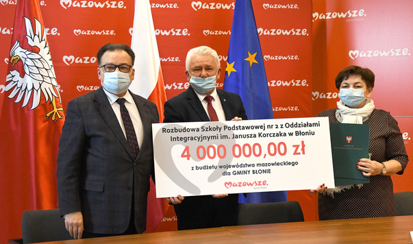 Symboliczny czek na 4 mln zł z budżetu Mazowsza otrzymali przedstawiciele Błonia 