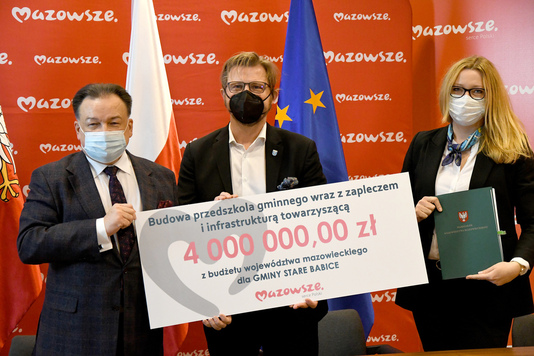 Symboliczny czek na 4 mln zł wsparcia otrzymali przedstawiciele gminy Stare Babice