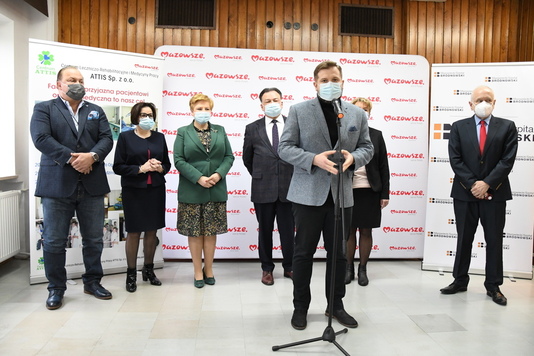 Radny województwa Krzysztof Grzegorz Strzałkowski podczas konferencji prasowej