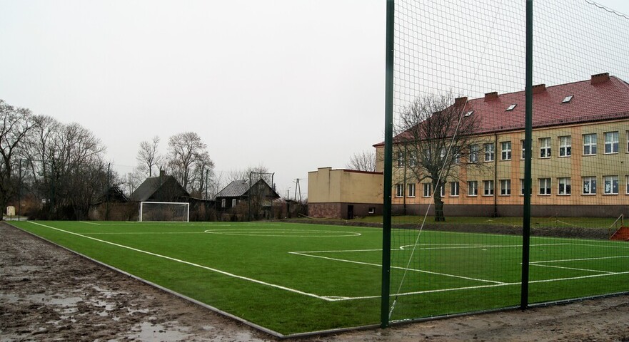 Boisko w Niwiskach po zakończonych pracach budowy.