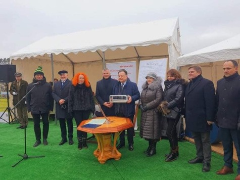 Pamiątkowe zdjęcie na placu budowy z kapsułą z aktem erekcyjnym 