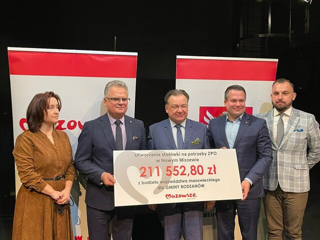 Marszałek, radny Orliński i dyrektor Kominek oraz dwóch beneficjentów pozują do zdjęcia z symbolicznym czekiem