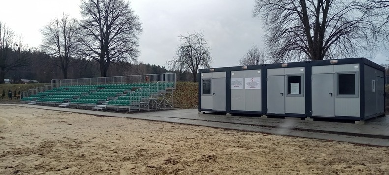 Widok na rozbudowane trybuny boiska w Toporni.