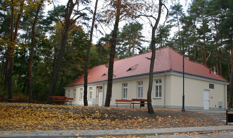 Budynek Poradni Chorób Płuc w otoczeniu lasu