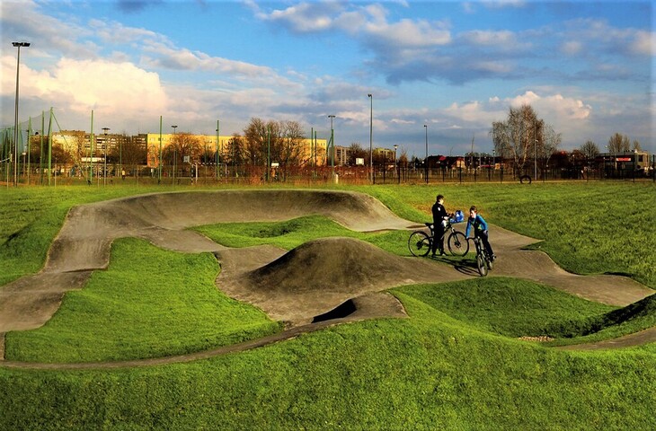 Rowerzyści na pumptracku