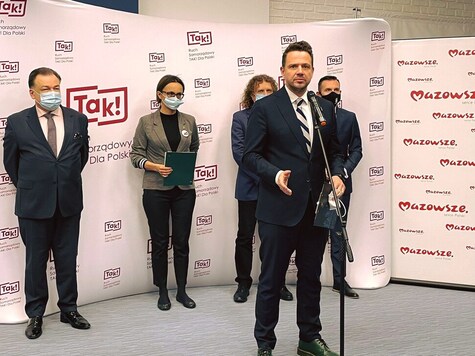 Prezydent Rafał Trzaskowski przemawia na konferencji prasowej.