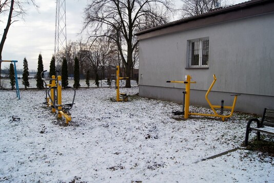 Widok na siłownię zewnętrzną w Kopciu.