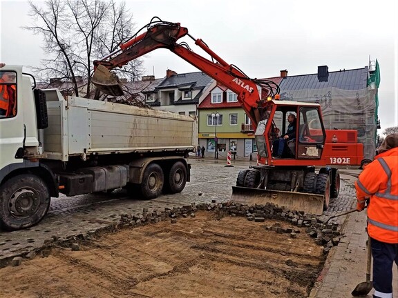 Koparka ładuje kostkę