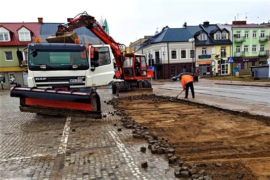 Plac z zerwaną kostką