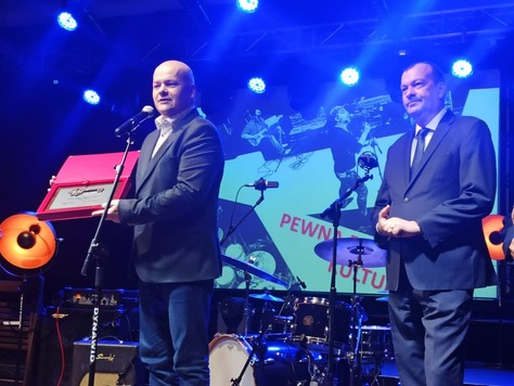 inauguracja wydarzenia kulturalnego, dwaj mężczyźni stoją na scenie, jeden z nich trzyma symboliczny klucz do bram mista