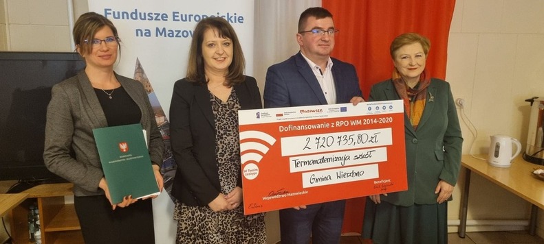 Członkinie zarządu województwa mazowieckiego Elżbieta Lanc i Janina Ewa Orzełowska przekazały władzom gminy Wierzbno symboliczny czek na ponad 2,7 mln zł unijnego wsparcia 