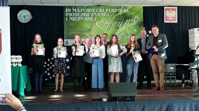 Sześcioro młodych laureatów stoi obok siebie na scenie. Trzymają dyplomy i statuetki