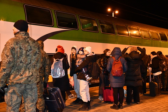 Pasażerowie oczekujący na wejście do pociagu