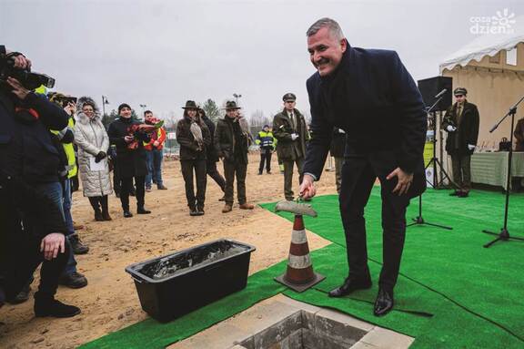 wicemarszałek wmurowuje kamień węgielny