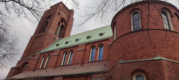 Widok z zewnątrz na bok budynku kościoła. Widać charakterystyczną wieżę