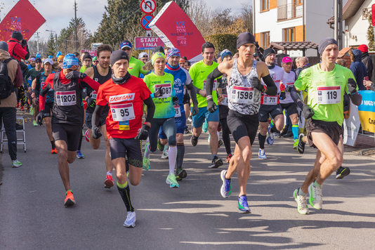 Dorośli sportowcy biegną w maratonie