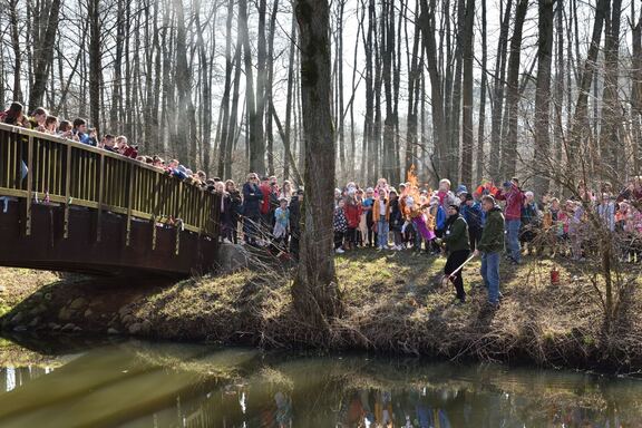 Uczestnicy imprezy uczestniczą w  podpaleniu Marzanny.