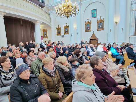 Zdjęcie zbiorowe uczestników koncertu pasyjnego.