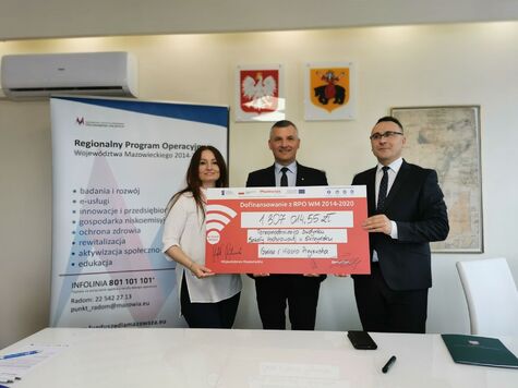 Wicemarszałek Rafał Rajkowski, burmistrz Przysuchy Tomasz Matlakiewicz i skarbnik Aneta Olborska prezentują symboliczny czek