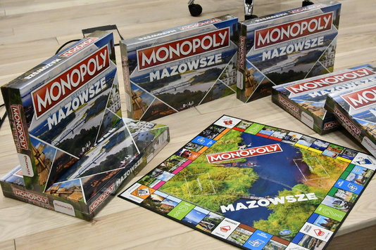 Na zdjęciu stojące na podłodze gry monopoly