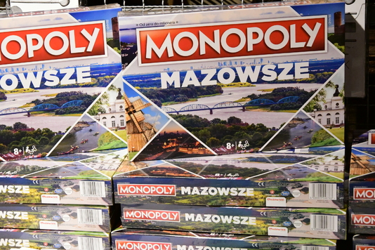 Paczki gier planszowych z napisem Monopoly Mazowsze.