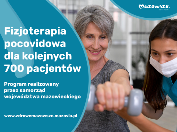 Seniorka w szarej koszulce bierze udział w zajęciach z fizjoterapii. W ręku trzyma fioletowy ciężarek.