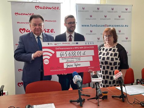 podpisanie umowy z gminą Rybno zdjęcie z pamiątkowym czekiem 