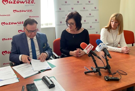 Marszałek Adam Struzik podpisuje umowę 