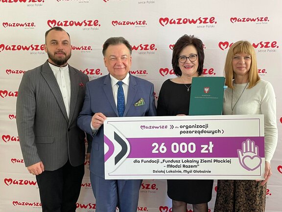 Zdjęcie zbiorowe przy przekazaniu czeku dla Fundacji Fundusz Lokalny Ziemi Płockiej - Młodzi Razem.