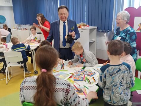 Elegancko ubrany mężczyzna bierze udział w lekcjach języka polskiego dla obywateli Ukrainy oraz zorganizowanych dla nich warsztatach