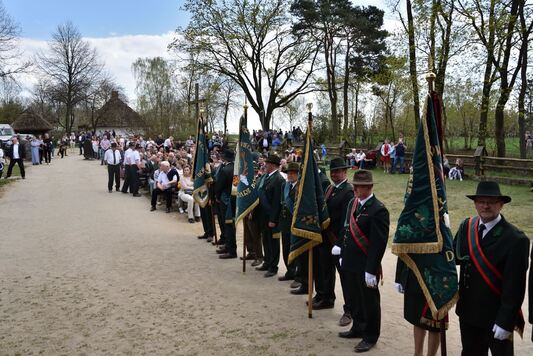 Widok na uczestników mszy świętej w intencji zwiedzających.