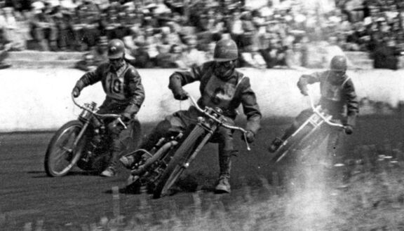 Na fotografii: Zawody żużlowe na stadionie w Siedlcach. Na pierwszym planie Tadeusz Zowczak (nr 6), reprezentujący drużynę „Kolejarz” Rawicz. Lata 50. XX w.