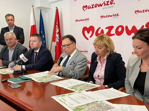 Przy stole konferencyjnym siedzi marszałek Adam Struzik, obok niego burmistrz Wołomina Elżbieta Radwa. Po drugiej stronie siedzą dwaj mężczyźni