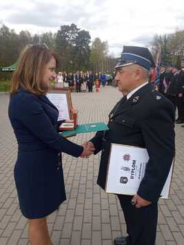 Członek zarządu, Janina Ewa Orzełowska wręcza pamiątkowy medal Pro Masovia.